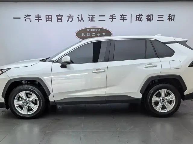 Toyota RAV4 — Фото автомобиля 3