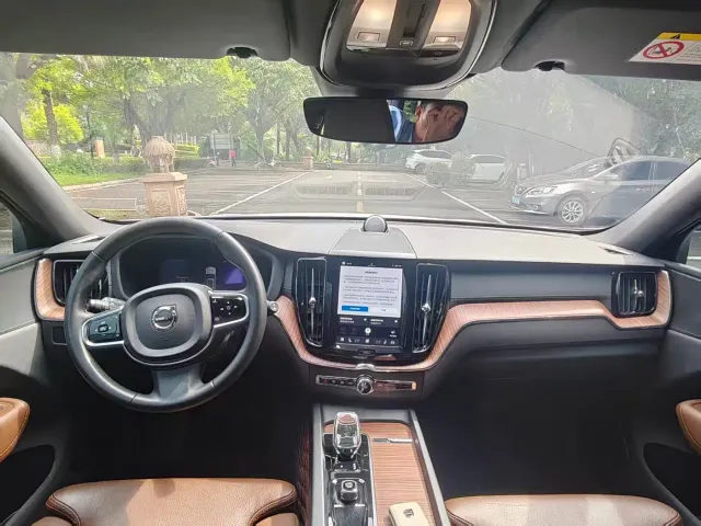 Volvo XC60 — Фото автомобиля 5