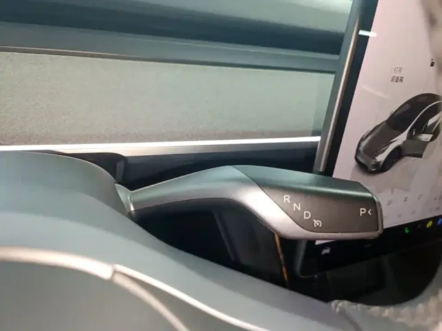Tesla Model Y — Фото автомобиля 13