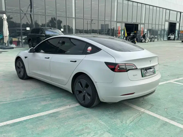 Tesla Model 3 — Фото автомобиля 9