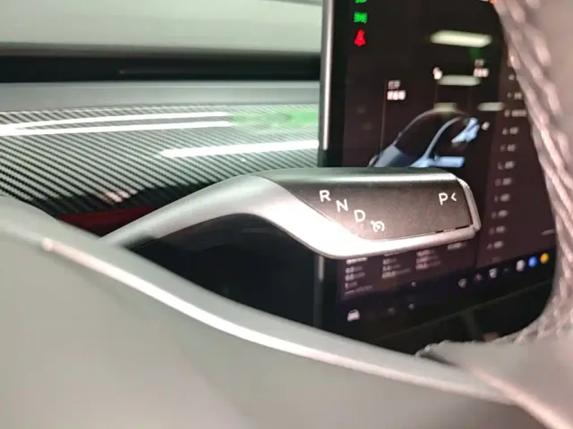 Tesla Model Y — Фото автомобиля 13