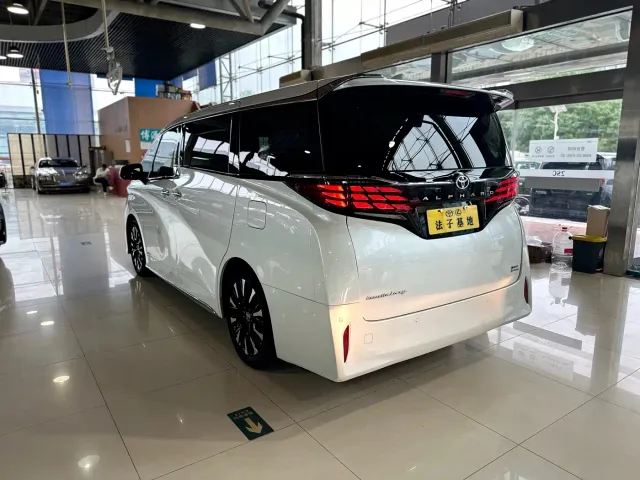 Toyota Alphard — Фото автомобиля 24
