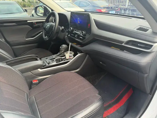 Toyota Highlander — Фото автомобиля 10