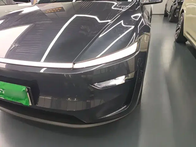 Tesla Model Y L — Фото автомобиля 23