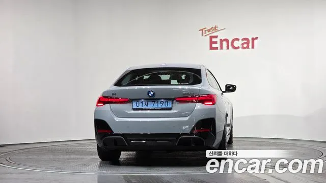 BMW i4 — Фото автомобиля 4