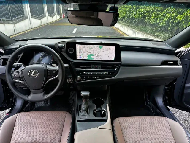 Lexus ES — Фото автомобиля 9