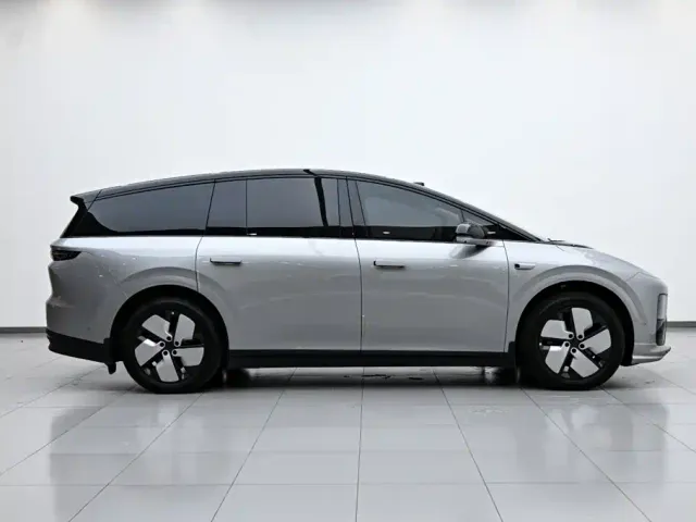 Li Auto i8 — Фото автомобиля 6