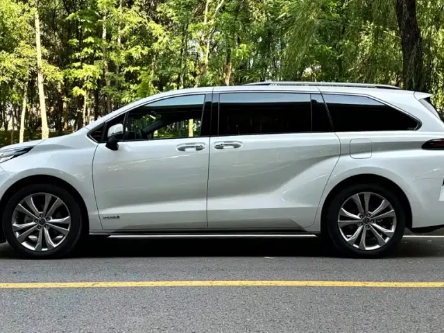 Toyota Sienna — Фото автомобиля 5