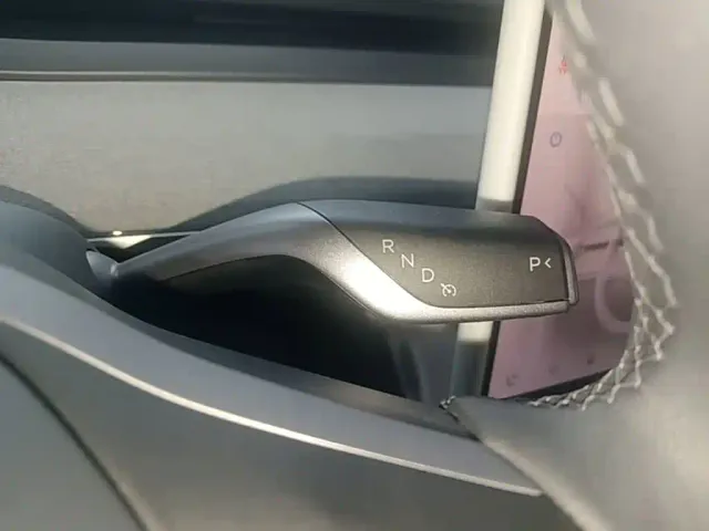 Tesla Model Y — Фото автомобиля 13