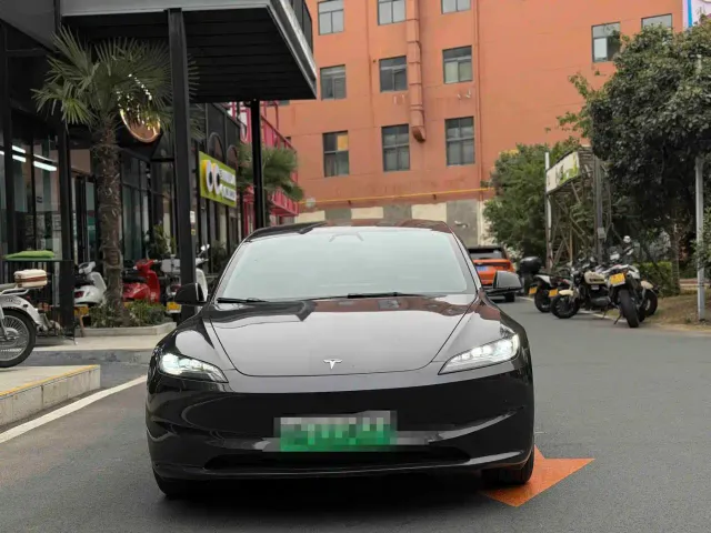 Tesla Model 3 — Фото автомобиля 2