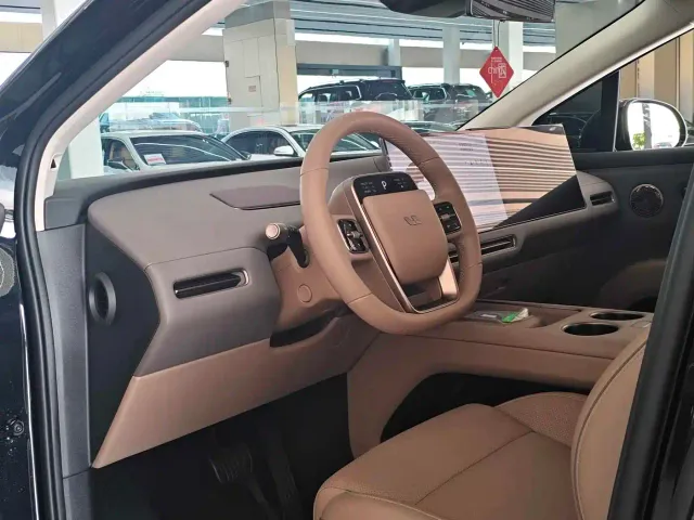 Li Auto i8 — Фото автомобиля 9