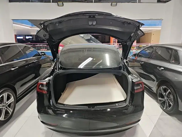 Tesla Model 3 — Фото автомобиля 18