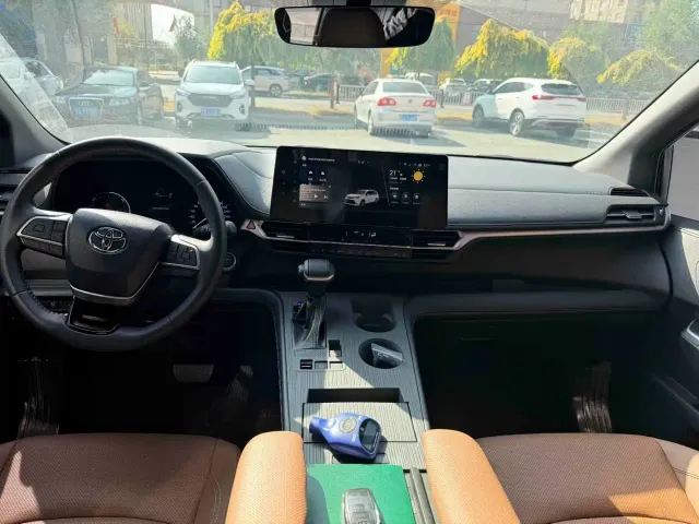 Toyota Sienna — Фото автомобиля 2