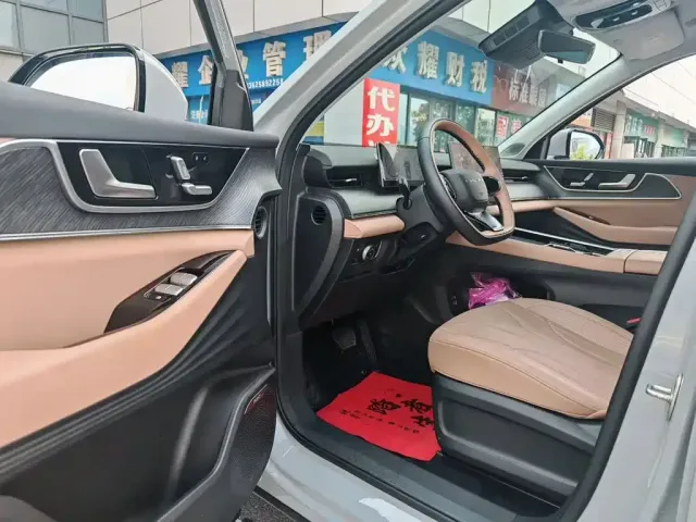 Chery Tiggo 8L 2024 Model 2.0T 2WD Luxury 5-Seater — Фото автомобиля 4