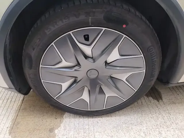 Tesla Model Y L 2025 Facelift Long Range AWD — Фото автомобиля 22