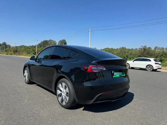 Tesla Model Y — Фото автомобиля 26