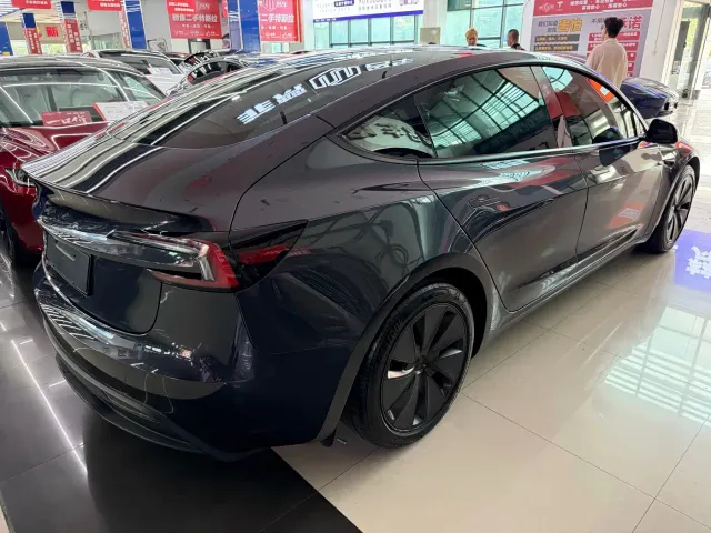Tesla Model 3 — Фото автомобиля 6