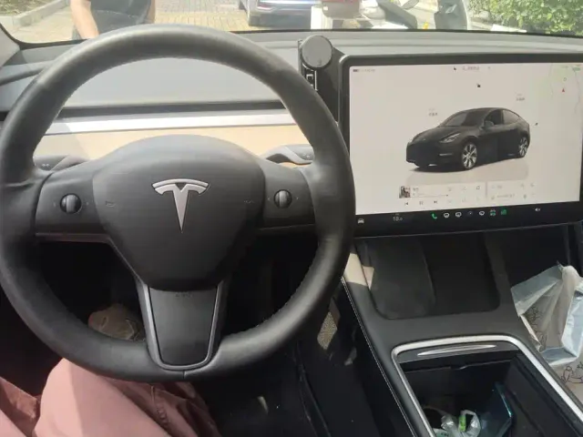 Tesla Model Y — Фото автомобиля 12