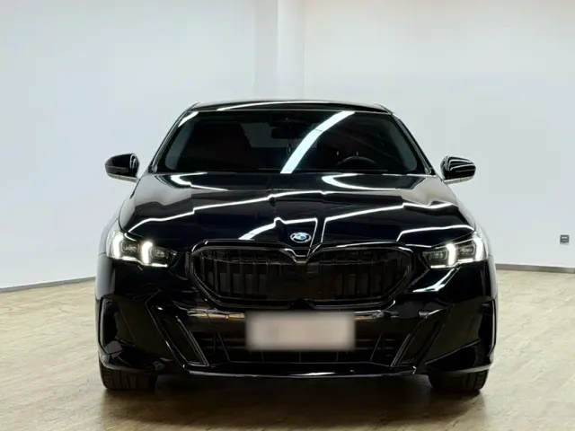 BMW 5 Series — Фото автомобиля 5