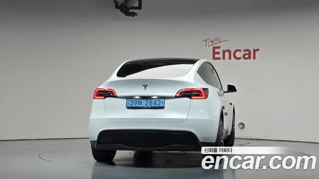 Tesla Model Y — Фото автомобиля 4