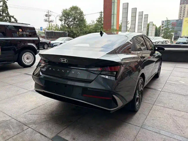 Hyundai Elantra — Фото автомобиля 4