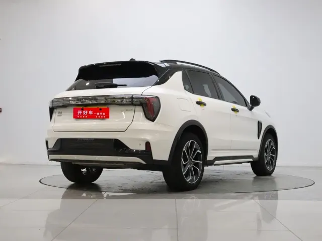 Lynk & Co 01 — Фото автомобиля 4