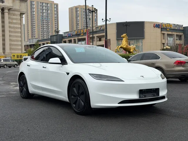 Tesla Model 3 — Фото автомобиля 3