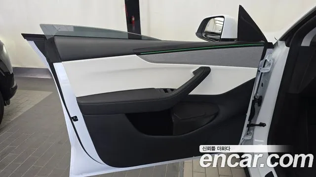 Tesla Model Y — Фото автомобиля 24
