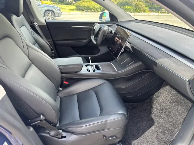 Tesla Model Y — Фото автомобиля 9