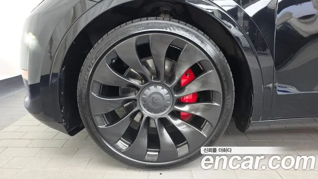 Tesla Model Y — Фото автомобиля 5