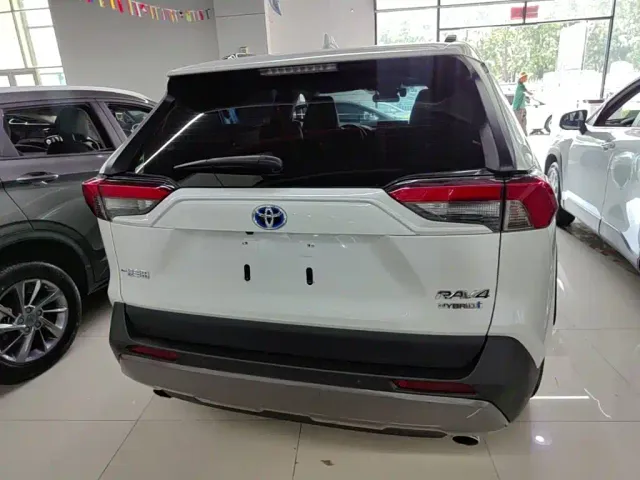 Toyota RAV4 — Фото автомобиля 5