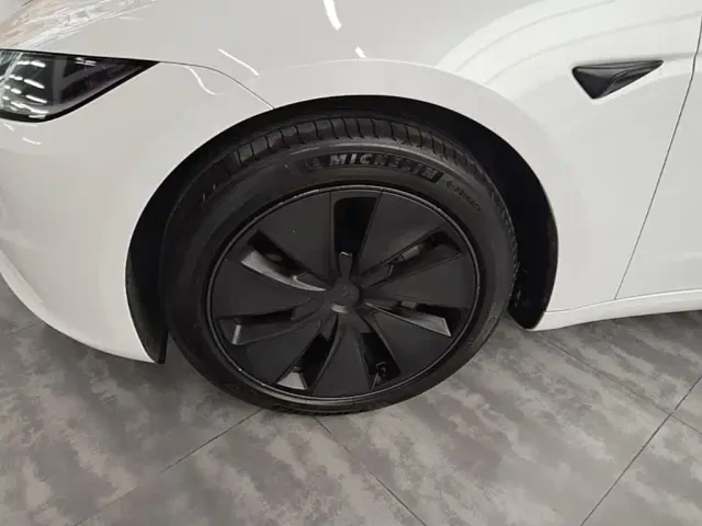 Tesla Model 3 — Фото автомобиля 22