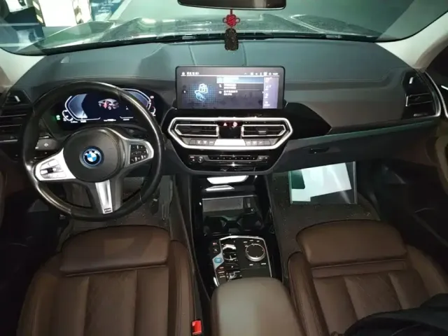 BMW iX3 — Фото автомобиля 9
