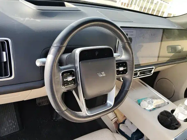 Li Auto L9 — Фото автомобиля 12