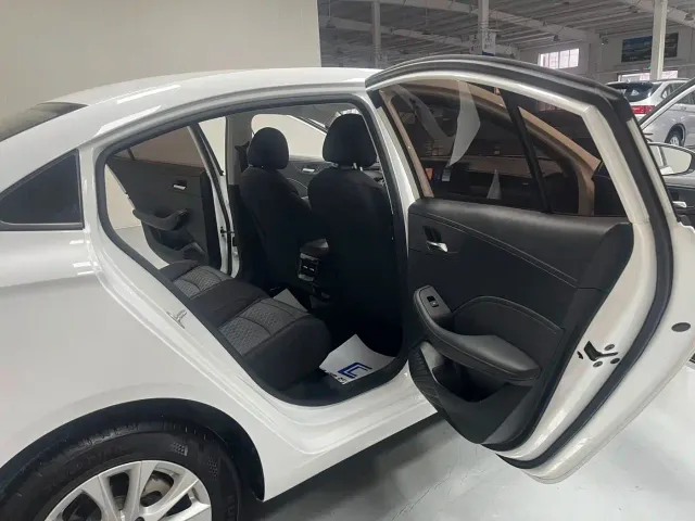 Roewe i5 — Фото автомобиля 11