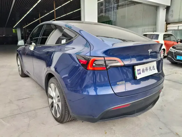 Tesla Model Y — Фото автомобиля 13