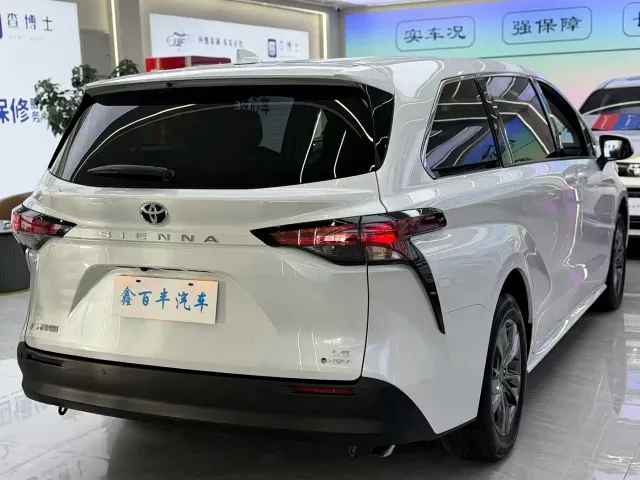 Toyota Sienna — Фото автомобиля 7