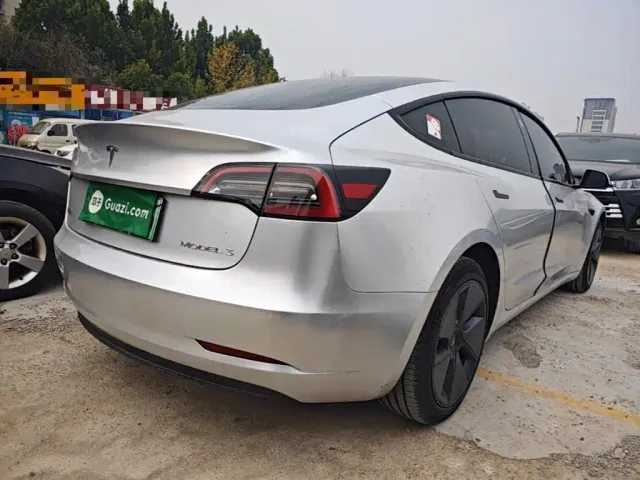 Tesla Model 3 — Фото автомобиля 4