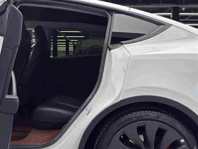 Tesla Model Y — Фото автомобиля 9