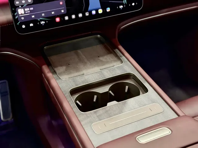 Nio ES8 — Фото автомобиля 15