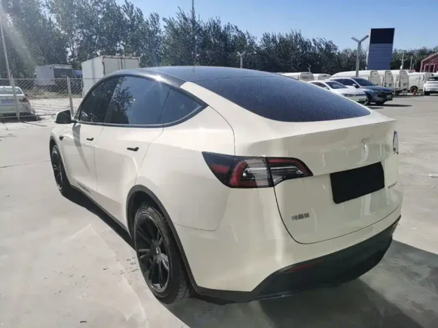 Tesla Model Y — Фото автомобиля 4