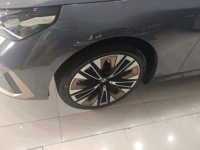 BMW 5 Series — Фото автомобиля 22