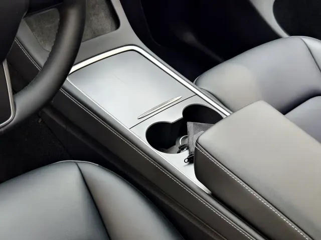 Tesla Model Y — Фото автомобиля 8