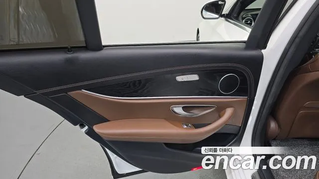 Mercedes-Benz E-Class — Фото автомобиля 22