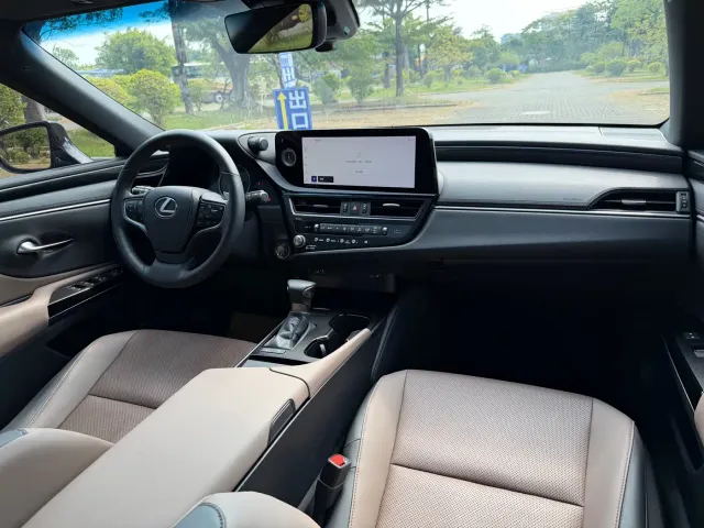 Lexus ES — Фото автомобиля 15