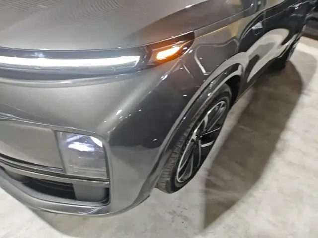 Li Auto L8 — Фото автомобиля 23