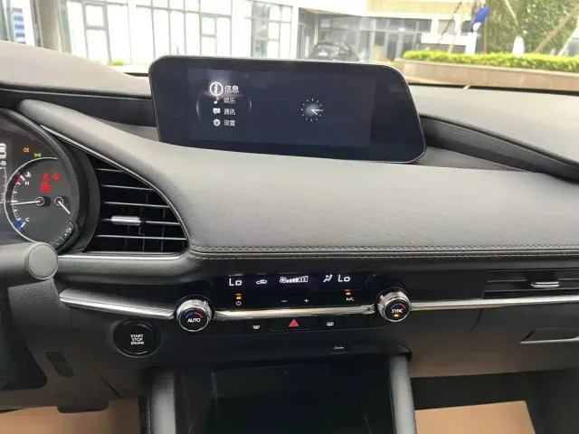 Mazda Axela — Фото автомобиля 12