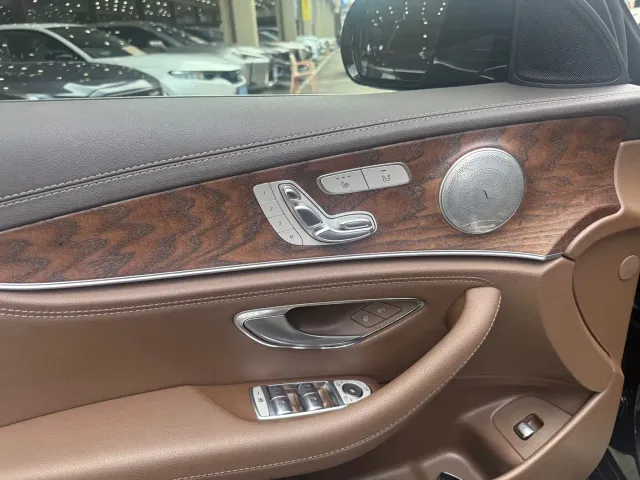 Mercedes-Benz E-Class — Фото автомобиля 14