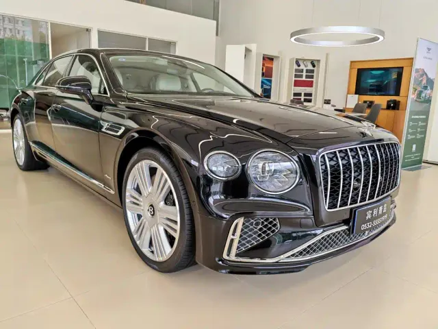 Bentley Flying Spur — Фото автомобиля 2
