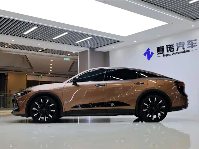Toyota Crown SportCross — Фото автомобиля 3